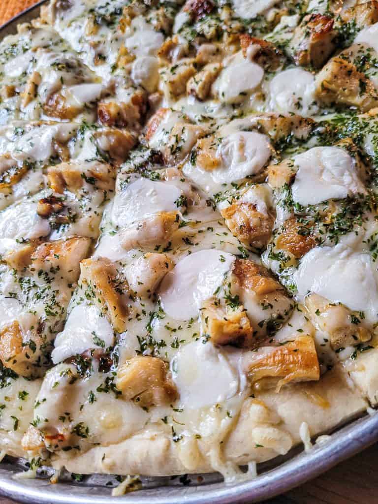 garlic chicken pizza close up picture.