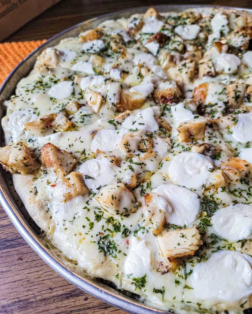 alfredo pizza recipe side view.