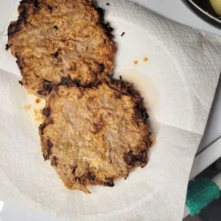 cooked cube steak on paper towels.